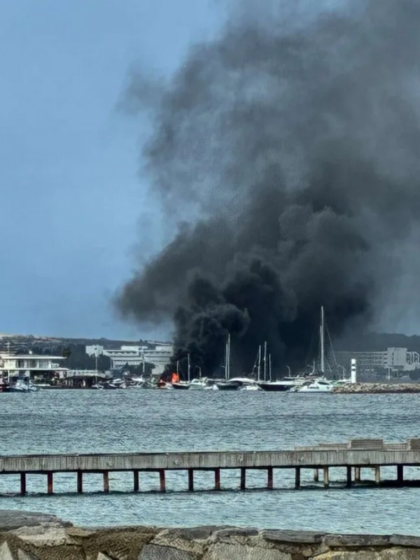 İzmir'de korku dolu anlar! Tekneler alevlere teslim oldu